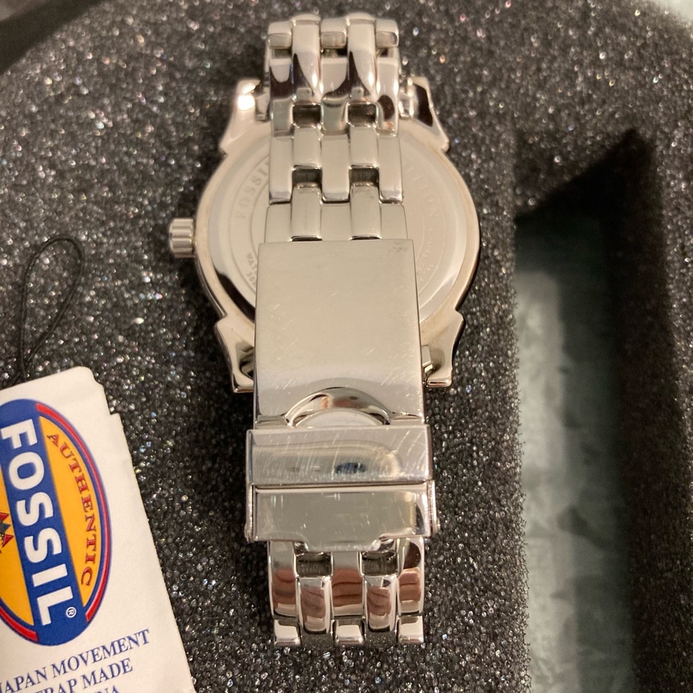 Fossil Snoopy Limited Edition Watch - Picture 7 of 15
